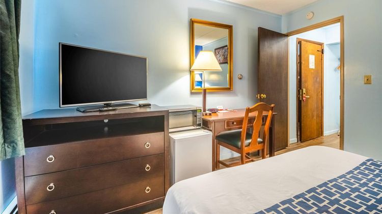 Econo Lodge Inn & Suites Room