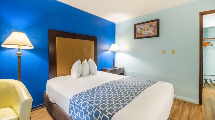 Econo Lodge Inn & Suites Room