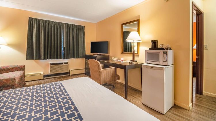 Econo Lodge Inn & Suites Suite