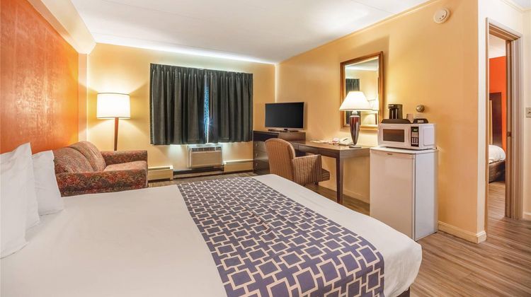 Econo Lodge Inn & Suites Suite
