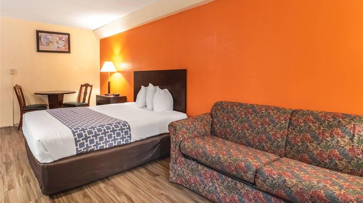 Econo Lodge Inn & Suites Suite