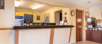 Econo Lodge Inn & Suites Lobby