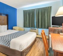Econo Lodge Inn & Suites Room