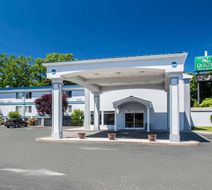 Quality Inn & Suites Exterior