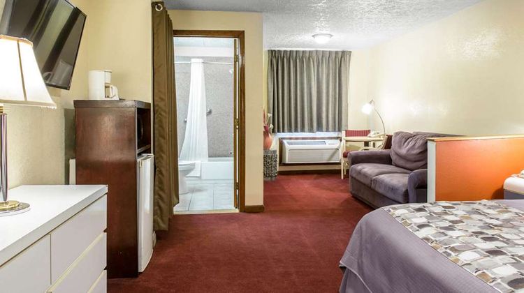 Rodeway Inn & Suites Suite