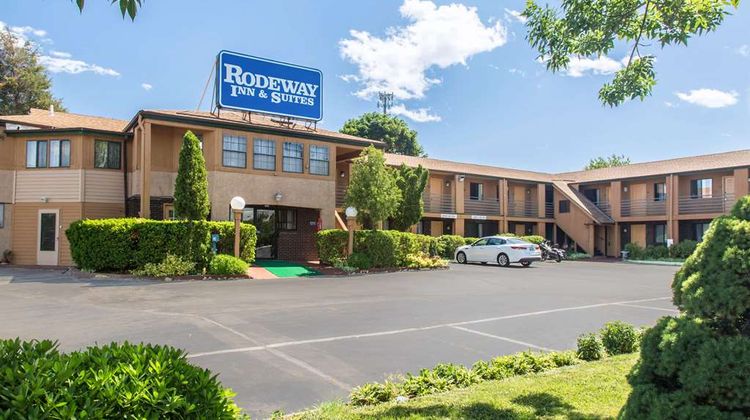 Rodeway Inn & Suites Exterior