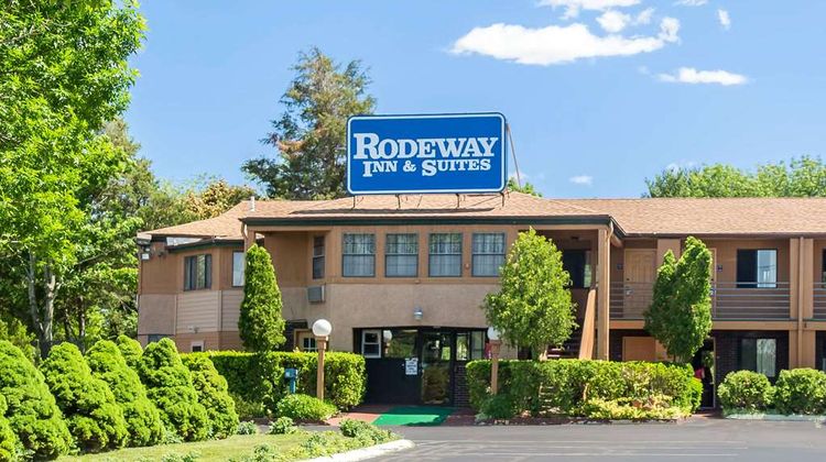 Rodeway Inn & Suites Exterior