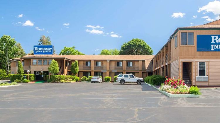 Rodeway Inn & Suites Exterior