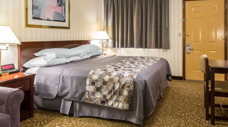 Rodeway Inn & Suites Room