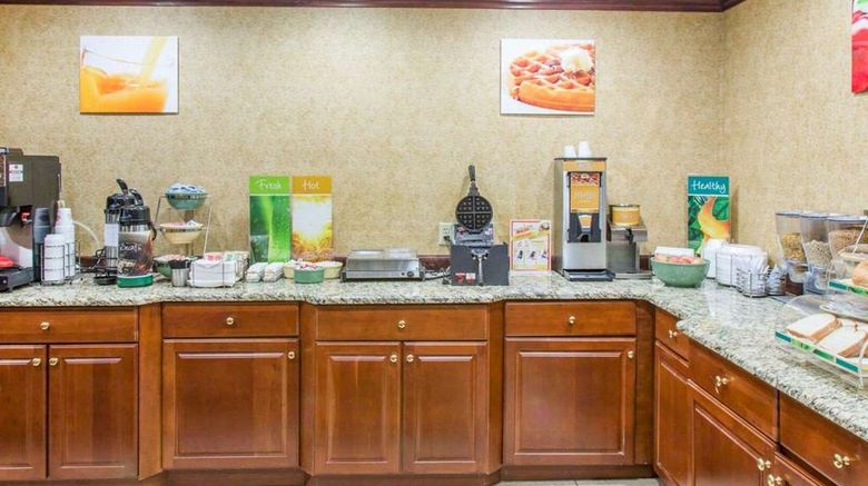<b>Quality Inn & Suites Restaurant</b>. Images powered by <a href="https://iceportal.shijigroup.com/" title="IcePortal" target="_blank">IcePortal</a>.