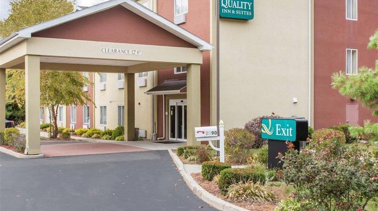Quality Inn & Suites Exterior