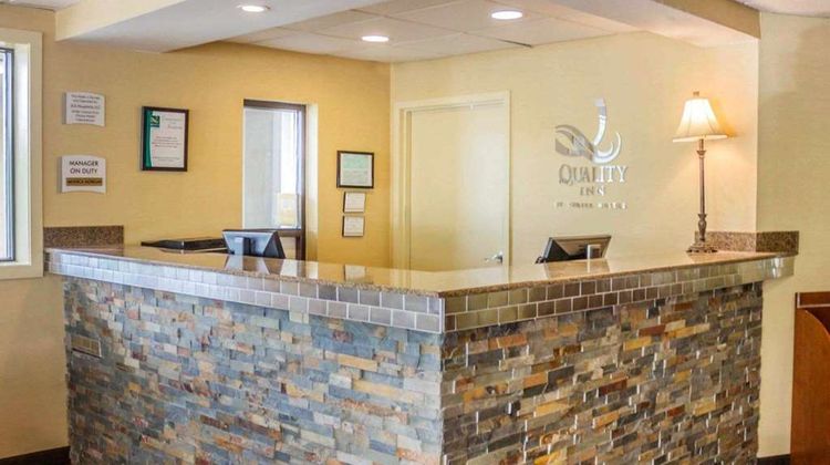 Quality Inn Waterbury Lobby
