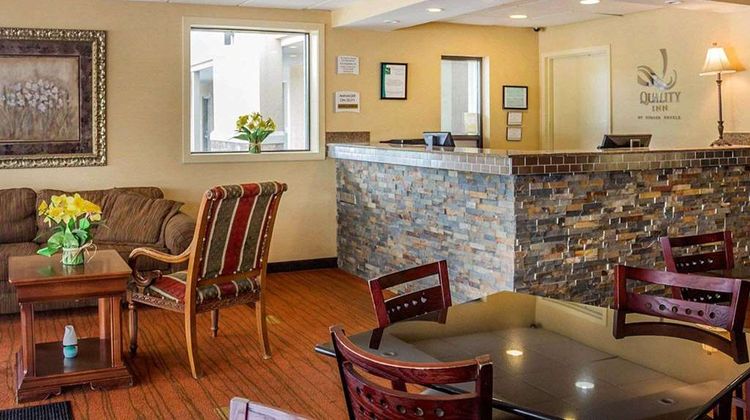 Quality Inn Waterbury Lobby