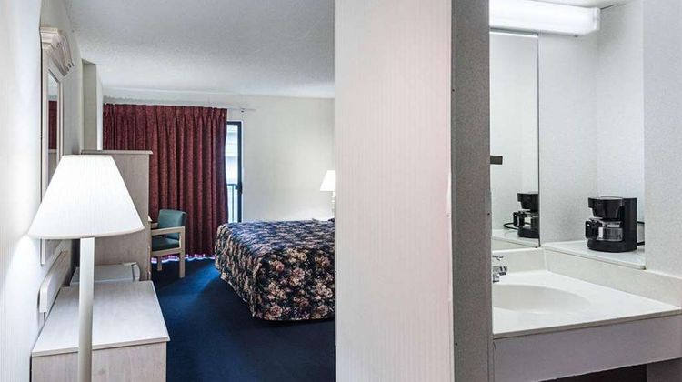 Econo Lodge Resort Room