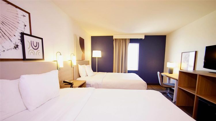 Quality Inn & Suites Georgetown Room