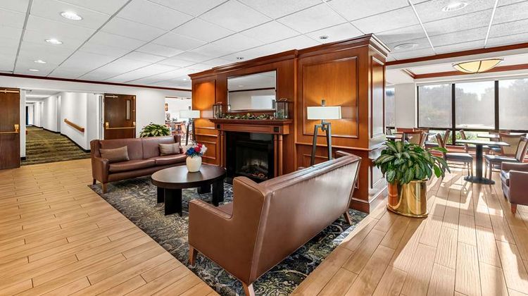 Comfort Inn & Suites Newark Lobby