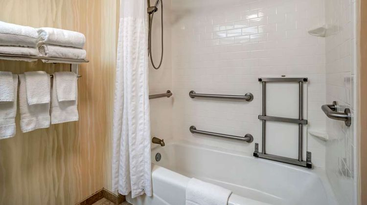 Comfort Inn & Suites Newark Room
