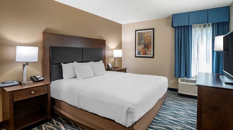Comfort Inn & Suites Newark Suite