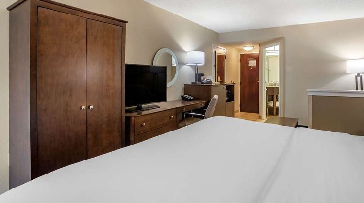 Comfort Inn & Suites Newark Suite