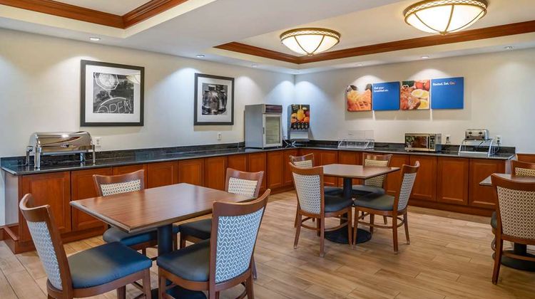 Comfort Inn & Suites Newark Restaurant