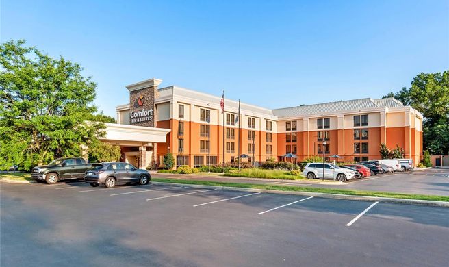 Comfort Inn & Suites Newark Exterior
