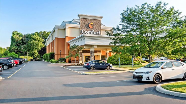 Comfort Inn & Suites Newark Exterior