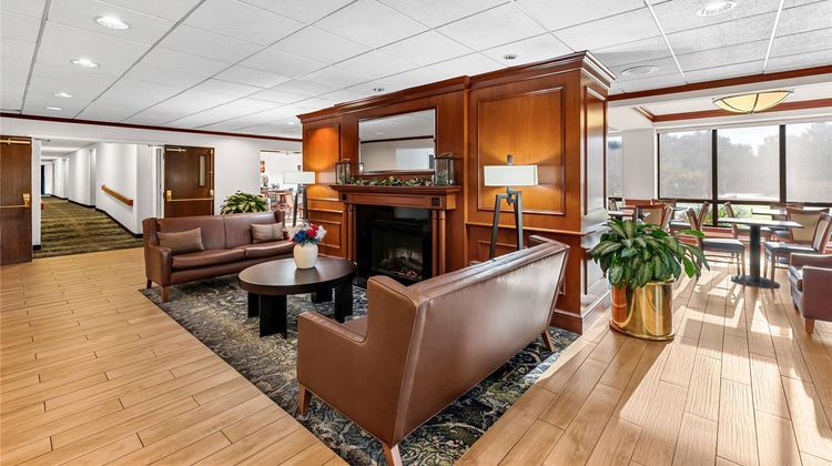 Comfort Inn & Suites Newark Lobby