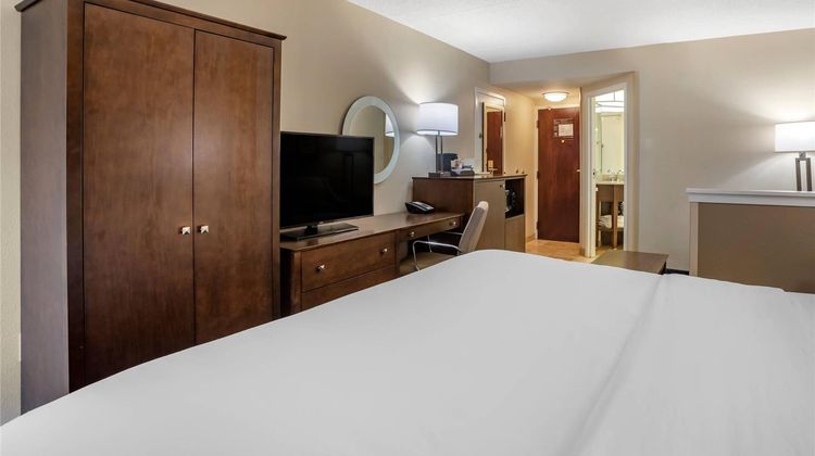Comfort Inn & Suites Newark Suite