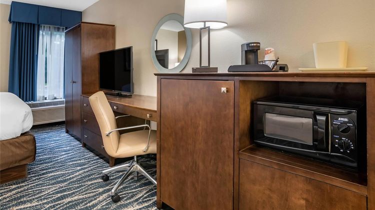 Comfort Inn & Suites Newark Suite