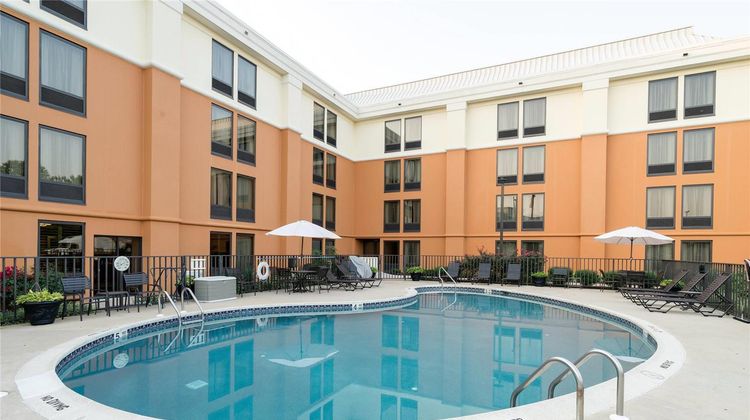 Comfort Inn & Suites Newark Pool
