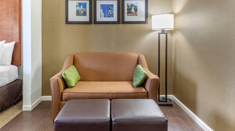 Comfort Suites Dover Suite