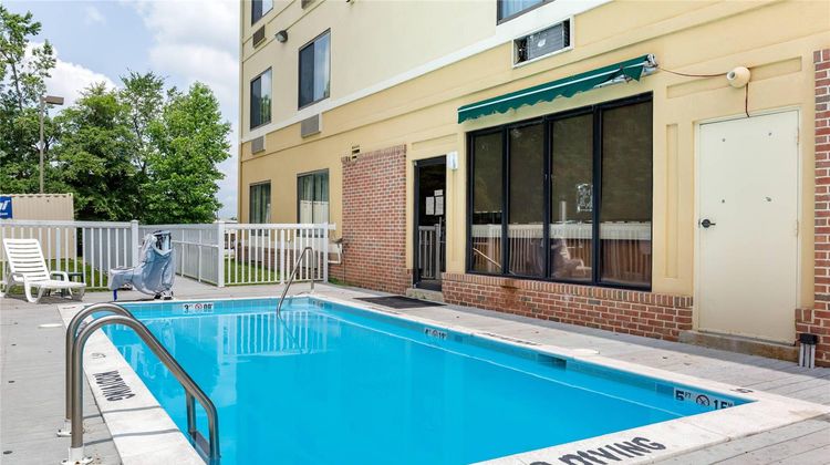 Comfort Suites Dover Pool