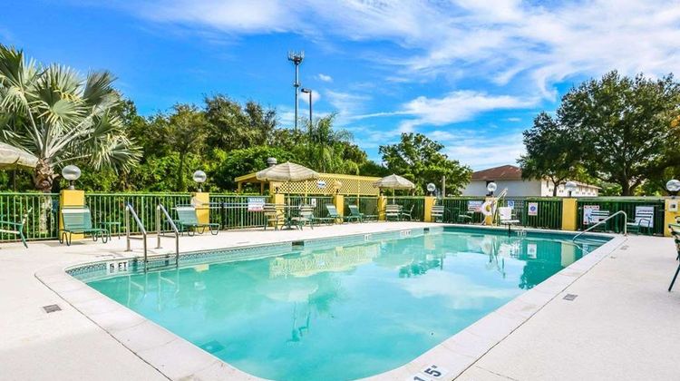 Comfort Suites Pool