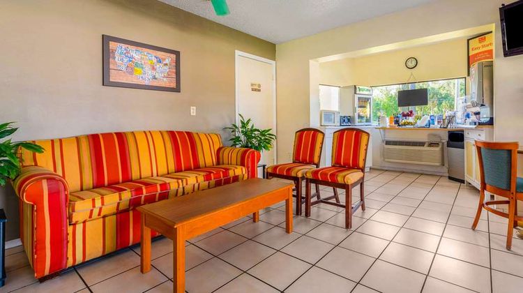 Econo Lodge Crystal River Lobby