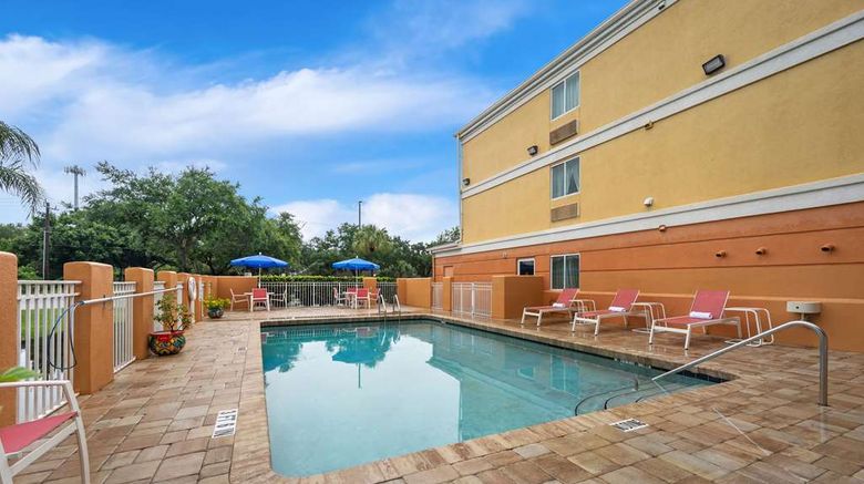 <b>Comfort Inn Pool</b>. Images powered by <a href="https://iceportal.shijigroup.com/" title="IcePortal" target="_blank">IcePortal</a>.