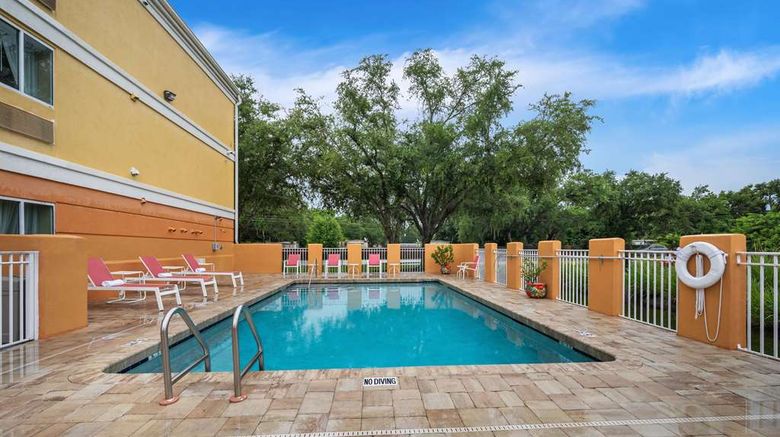 <b>Comfort Inn Pool</b>. Images powered by <a href="https://iceportal.shijigroup.com/" title="IcePortal" target="_blank">IcePortal</a>.