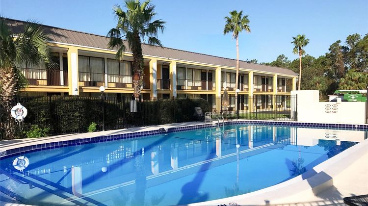 Econo Lodge Pool