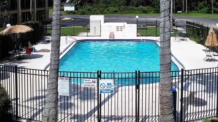 Econo Lodge Pool
