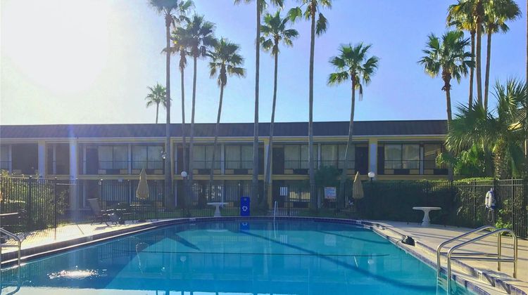 Econo Lodge Pool