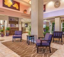 Comfort Suites Maingate East Lobby