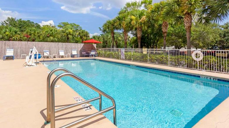 <b>Comfort Inn North Pool</b>. Images powered by <a href="https://iceportal.shijigroup.com/" title="IcePortal" target="_blank">IcePortal</a>.