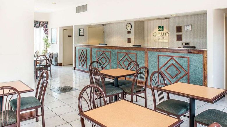 <b>Quality Inn Marianna South Lobby</b>. Images powered by <a href="https://iceportal.shijigroup.com/" title="IcePortal" target="_blank">IcePortal</a>.