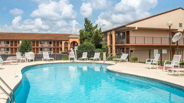 <b>Quality Inn Marianna South Pool</b>. Images powered by <a href="https://iceportal.shijigroup.com/" title="IcePortal" target="_blank">IcePortal</a>.