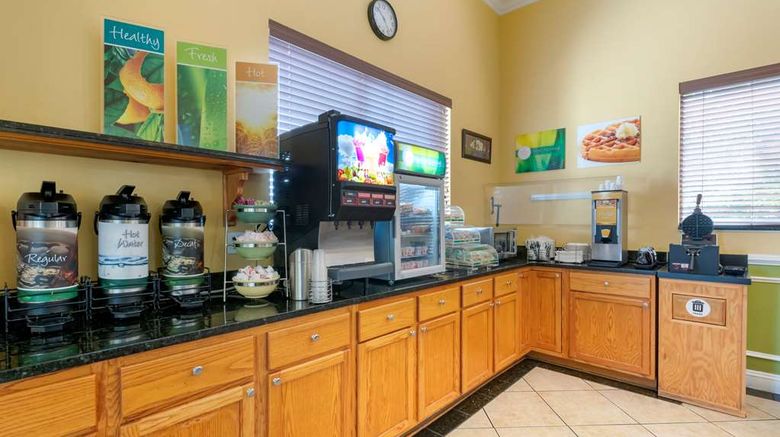 <b>Quality Inn & Suites Restaurant</b>. Images powered by <a href="https://iceportal.shijigroup.com/" title="IcePortal" target="_blank">IcePortal</a>.