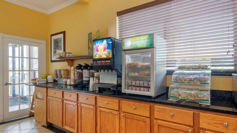 <b>Quality Inn & Suites Restaurant</b>. Images powered by <a href="https://iceportal.shijigroup.com/" title="IcePortal" target="_blank">IcePortal</a>.