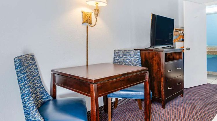 Quality Inn Sarasota North Near Lido Key Room