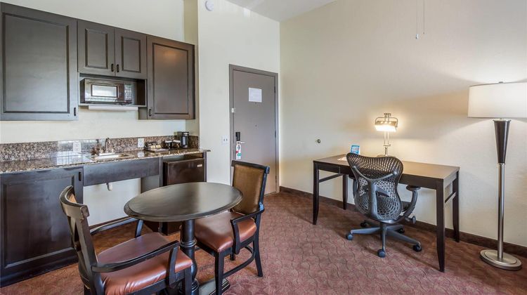 Clarion Inn & Suites Clearwater Suite