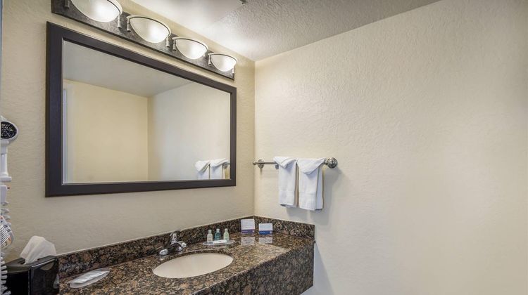 Clarion Inn & Suites Clearwater Room