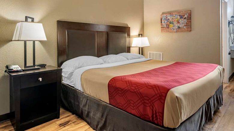 <b>Econo Lodge Sebring Room</b>. Images powered by <a href="https://iceportal.shijigroup.com/" title="IcePortal" target="_blank">IcePortal</a>.