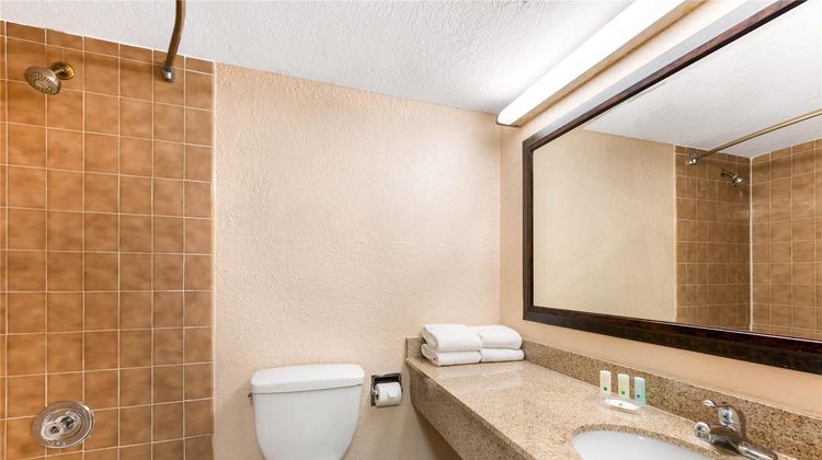 Quality Inn Orlando Airport Suite